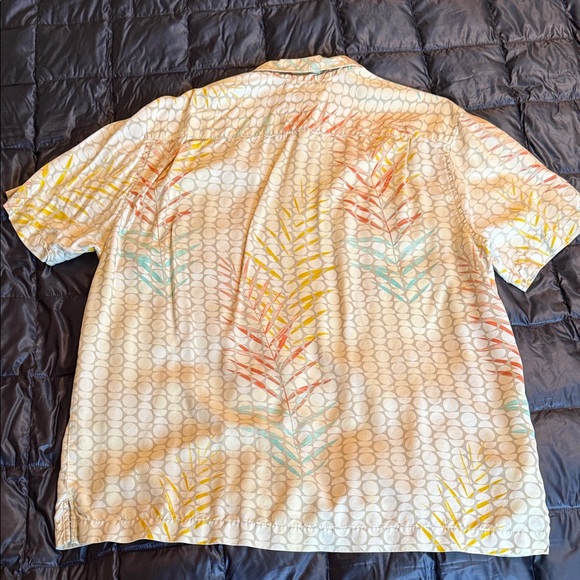 Tommy Bahama Cream Shirt with Multicolor Leaf Pattern 100% SILK - Picture 9 of 10